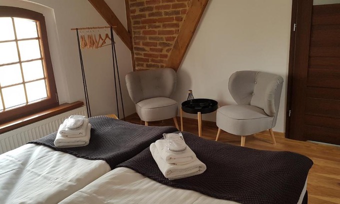 gmina Boleszkowice Hotel | Cozy Miodosytnia: Top Rated with Hot Tub & Kitchen Amenities