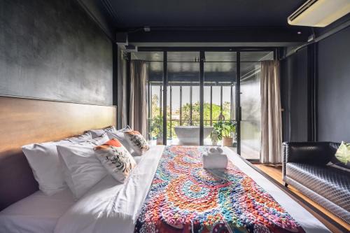 Phra Khanong Nuea Villa | Stylish MIQ Ekkamai2: Designer 3BR Home with Hot Tub