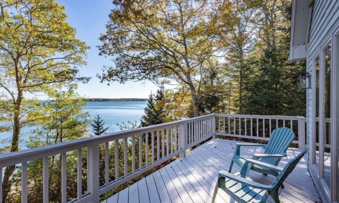Round Pond House | Experience Miracle Place: Rated 9.8, Pet-Friendly Oasis