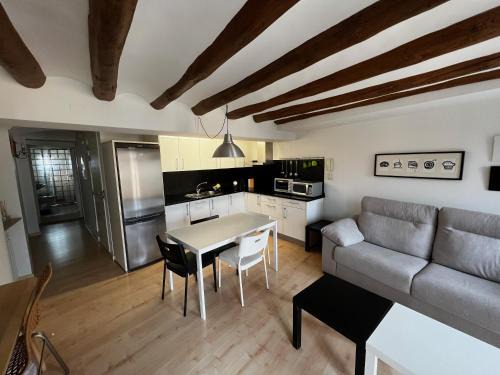 Tudela Apartment | Pet-Friendly Retreat at Mirador del Mercadal - 8.9/10 Rating