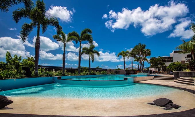 Airlie Beach Apartment | Idyllic Mirage Whitsundays: Ocean Views & Spa Retreat