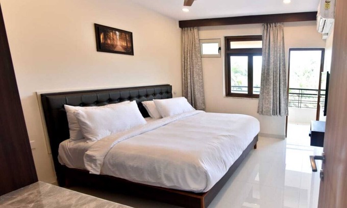 Caranzalem Apartment | Cozy Miramar Beach-side 3BHK Family-Friendly Retreat