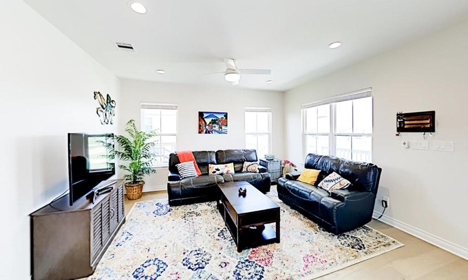 Terramar Beach House | Experience Miramar Mariner: A 4-Star Pet-Friendly Escape