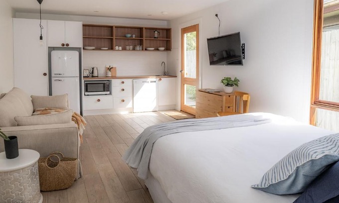 Narrawallee Villa | Top-Rated Miramar Studio in Narrawallee - Family Friendly Stay