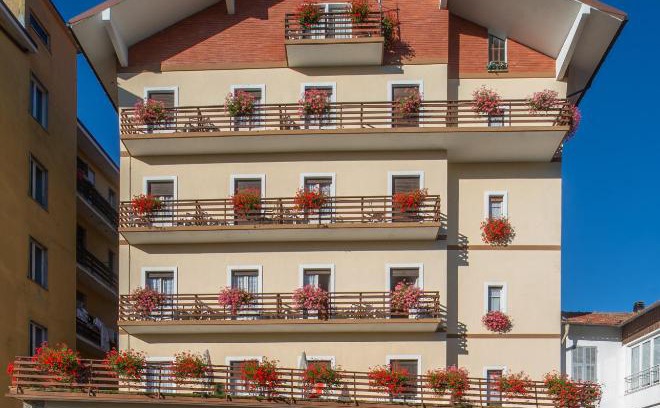 Calizzano Hotel | Oceanfront Miramonti: Family-Friendly with Pool & Hot Tub