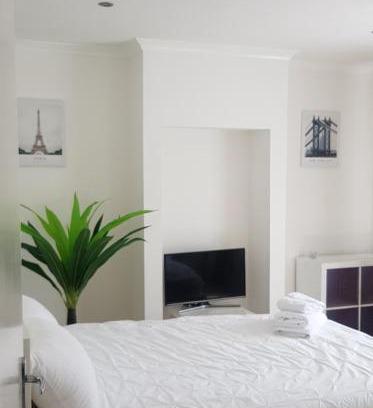 Gillingham House | Discover Mirandas Place - Guest Rated 8.6/10 for Comfort