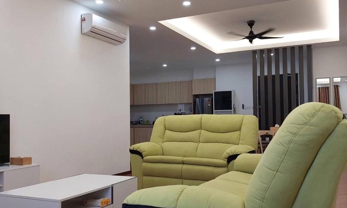 Miri Apartment | Family-Friendly Sunsky Condominium Homestay with Pool