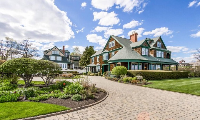 Narragansett Pier House | Elegant Mirimar: Victorian Oceanfront Estate in Narragansett