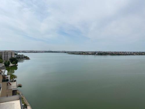 Constanta Apartment | Seaside Getaway at Mirror Lake Apartments - Rated 9.9/10