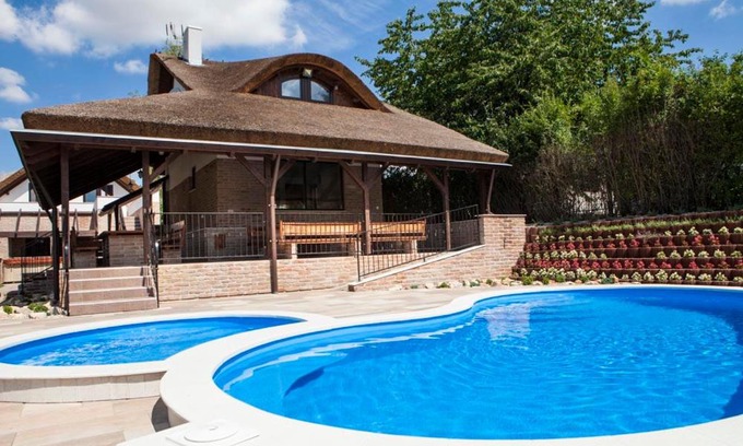 Bekesszentandras Villa | Discover Misúr Vendégház: Oceanfront Retreat with Hot Tub