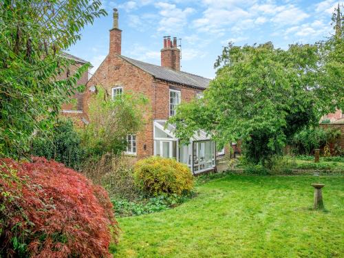 Louth House | Guest Rated 9/10: Misdale House - Pet & Child Friendly Stay