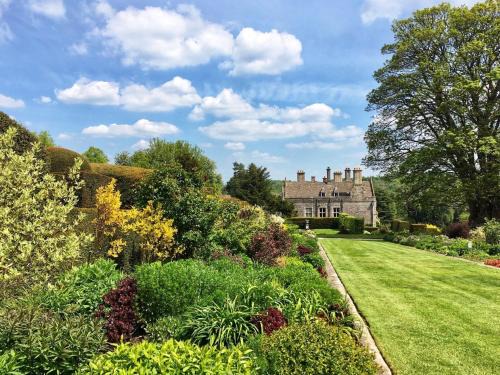 Miserden House | Family-Friendly Miserden Park Flat with Accessible Amenities