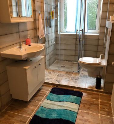 Marxloh House | Budget-Friendly Stay at Misha's Place with Hot Tub & Kitchen