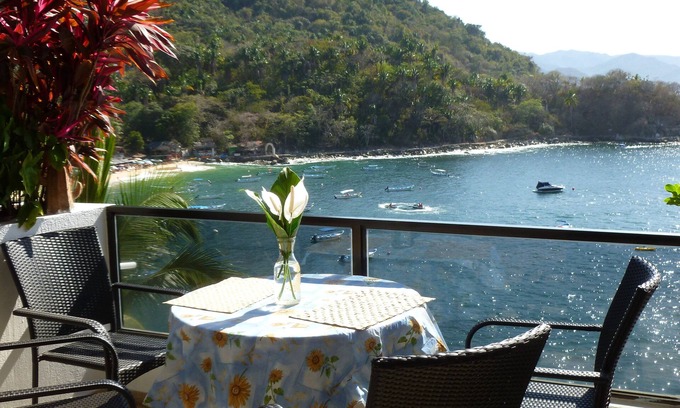 South Shore Hotel Area Condo | Oceanfront Mismaloya Condo: Pool, Jacuzzi & Tennis Court