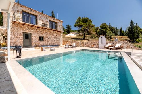 Agia Marina Villa | Beachfront Misovounous Villa with Pool & 10/10 Guest Rating