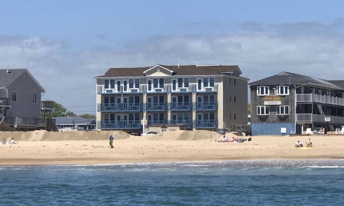 Misquamicut Hotel | Beachfront Bliss at Misquamicut Inn with Family-Friendly Perks
