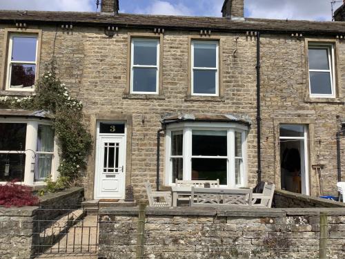 Hawes House | Cozy Getaway at Miss Burrow's House - Family & Pet Friendly