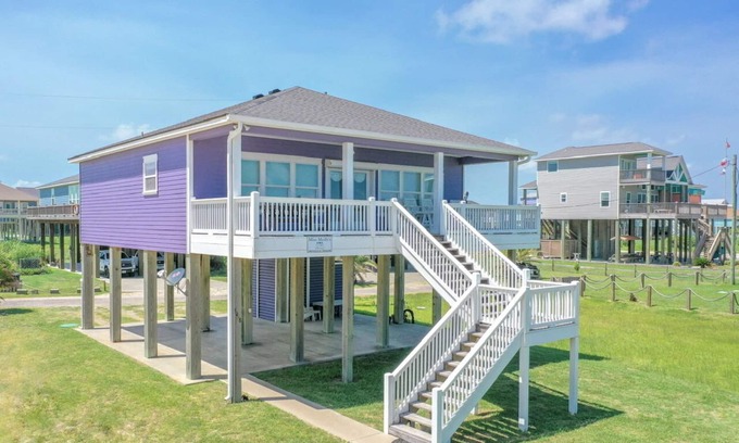 Port Bolivar House | Miss Molly's: Inviting Gulf View Retreat with Spa & Kitchen