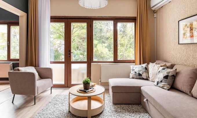 Gumussuyu Mahallesi Apartment | Stylish Missafir Flat Steps from Taksim Square with Kitchen