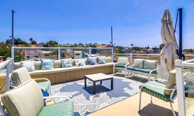 Bay Park Condo | Relaxing Mission Bay Studio with Rooftop Ocean Views