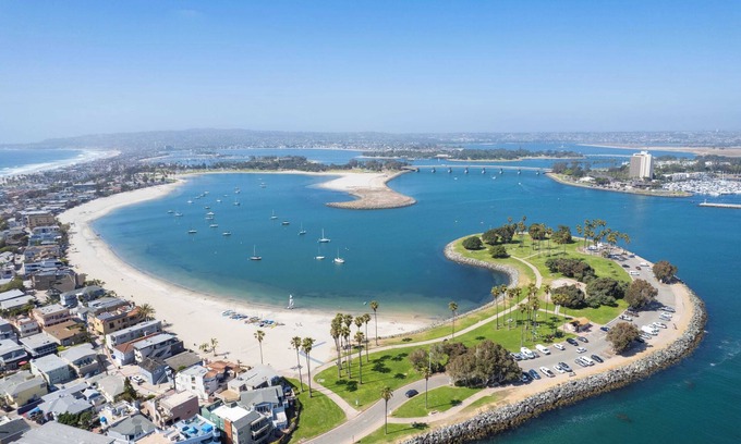 Point Loma House | Mission Point 1 by Avantstay San Diego Beach House w/Huge Patio & Fire Pit Walk to Beach!