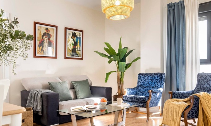 Triana Apartment | Cozy Misterhost Triana II: Guest Rated 9.8 with Spa & Kitchen