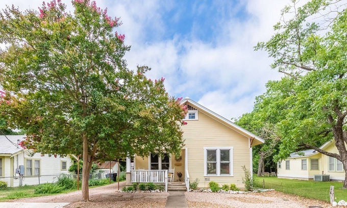 Fredericksburg House | Top-Rated Mistletoe House - Steps to Downtown Attractions!