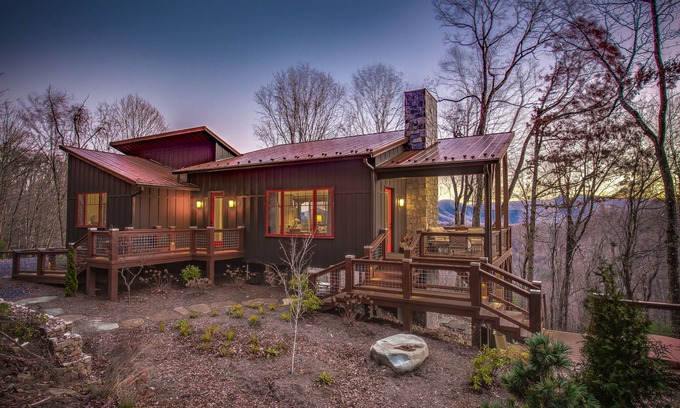 Warrensville House | Relaxing Retreats at Misty Glen: Spa, Hot Tub & More