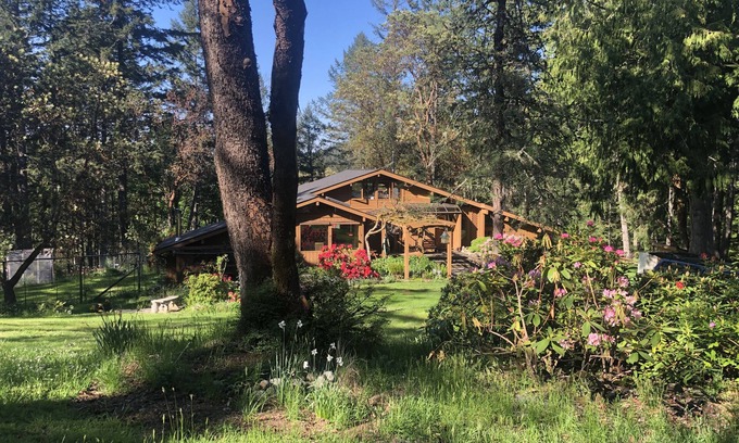 Saanich House | Pet Friendly Misty Haven Suite with Spa and Hot Tub