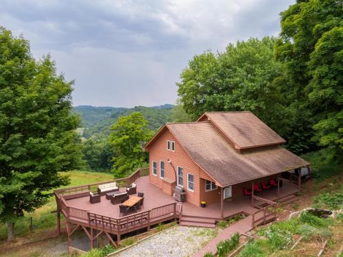 Boone House | Enchanting Misty Mornings Escape for Family Getaways