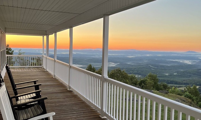 Fancy Gap House | Misty Mountain: Guest Rated 9.8 with Scenic Views & Pool