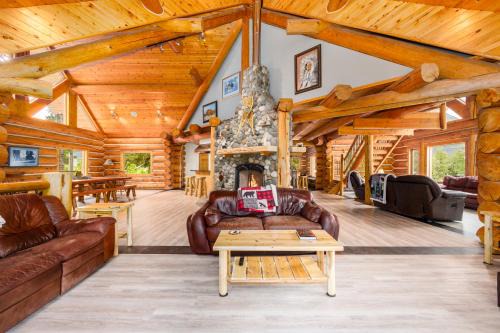 Alyeska House | Relax at Misty Pines Lodge with Hot Tub and Family Amenities