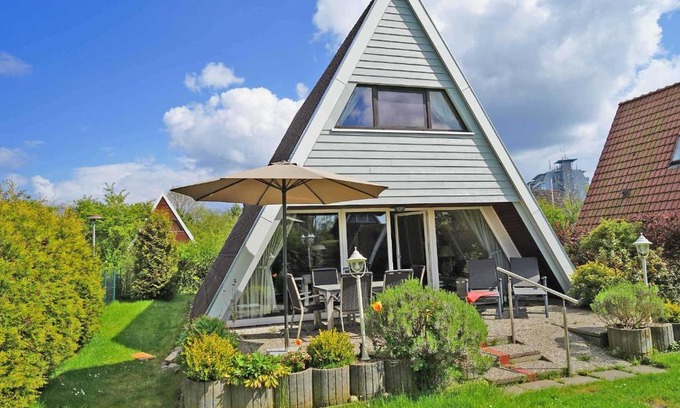Damp House | Relaxing Stay with TV in Bedroom & Spa Access