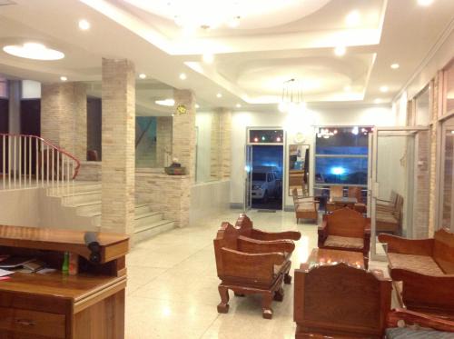 Mae Sariang Hotel | Budget-Friendly Stay at Mitaree Hotel with Dining Options