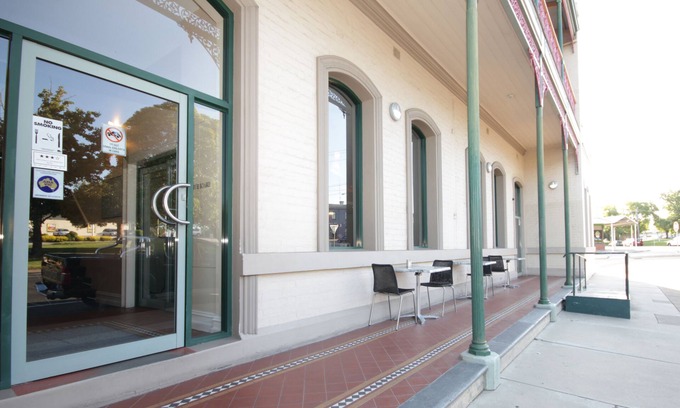 Bairnsdale Hotel | Guest Rated 8.6: Mitchell River Tavern with Family Amenities