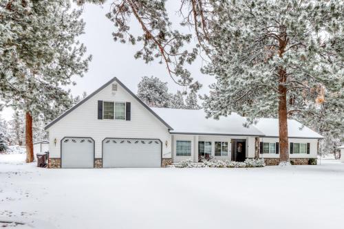 Sisters House | Family-Friendly Mitchell's Resort with Hot Tub & 9/10 Rating