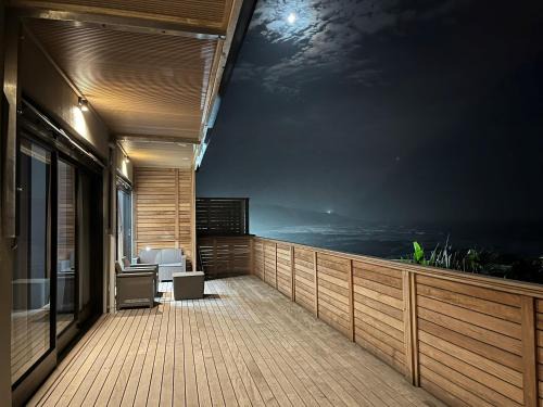 Kentani Apartment | Experience Mitford: Oceanfront Condo with Stellar Reviews!