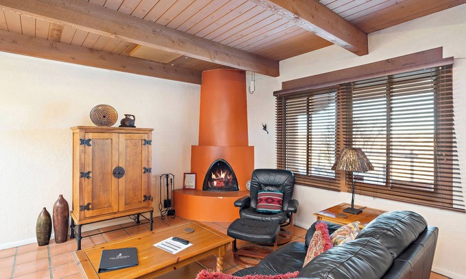 Northeast Santa Fe Hotel | Experience Unique Fort Marcy Condo with Pool and Spa