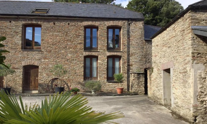 Kingsbridge House | Relaxing Mixit Cottage: 4-Star Stay with Private Pool