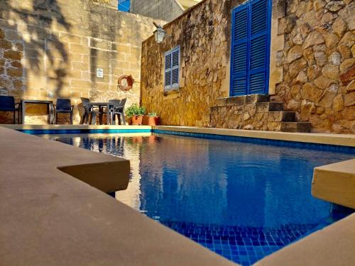 Ggantija Bed & Breakfast | MJ Farmhouse B&B: Pet-Friendly Oasis with Ocean Views
