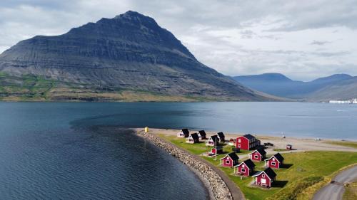 Fjardabyggd House | Pet-Friendly Mjoeyri Travel Holiday Homes with Hot Tub Access