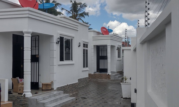 Ukonga Villa | Modern Mkamiti Villa: Oceanfront Apartments with Breakfast