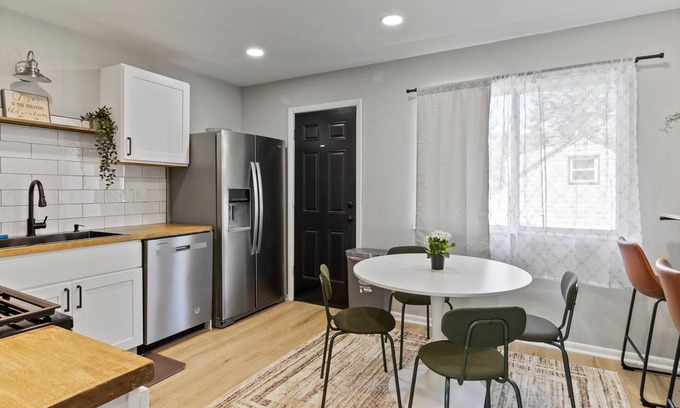 Milwaukee Apartment | MKE 2 Bed W/PKNG 15M Downtown