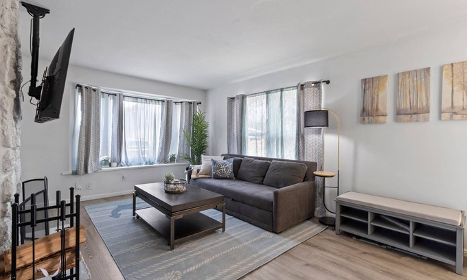 Glendale House | Pet-Friendly MKE River Townhouse: Perfect for Families