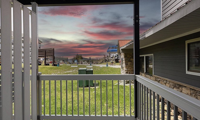 Snowshoe Condo | Explore Ballhooter Views at ML 128 with Pool & Trails