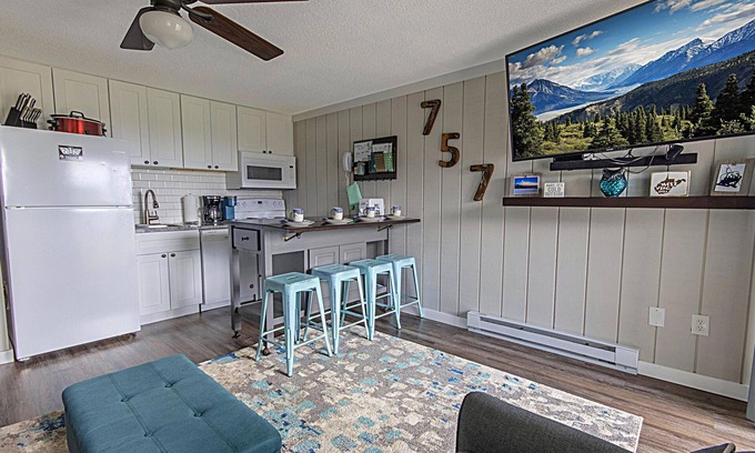 Snowshoe Condo | Explore Ballhooter Views at ML 128 with Pool & Trails