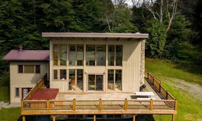 Davis House | Pet-Friendly Retreat with Lake Views & Relaxing Hot Tub