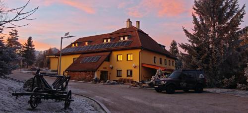Velky Slavkov Apartment | Explore Mlyn Tatry: Pet-Friendly Retreat with Family Amenities