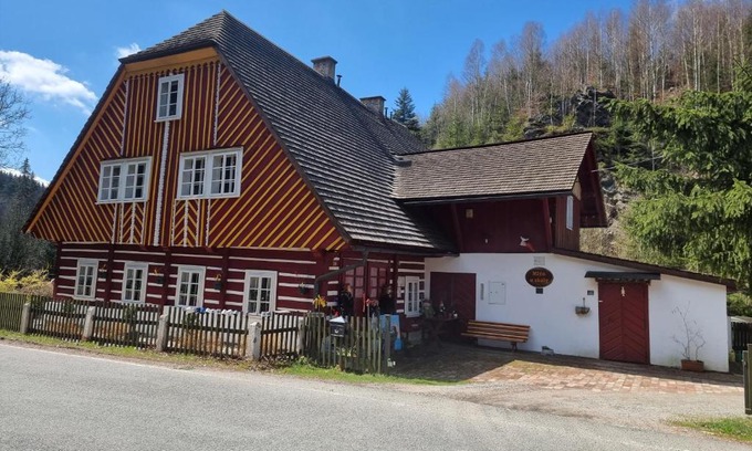 Destne v Orlickych horach Apartment | Discover Mlynuskaly 4: Family-Friendly Stay with Pool