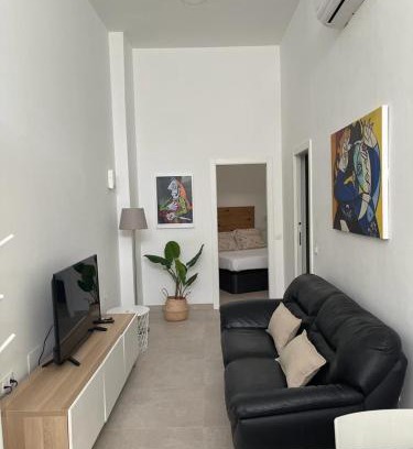 Bailen-Miraflores Apartment | Top-Rated MN Homes Fonseca A for Your Next Getaway